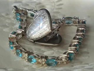 手镯，小盒，珠宝，奢侈品，珍贵，宝石，礼物，闪亮