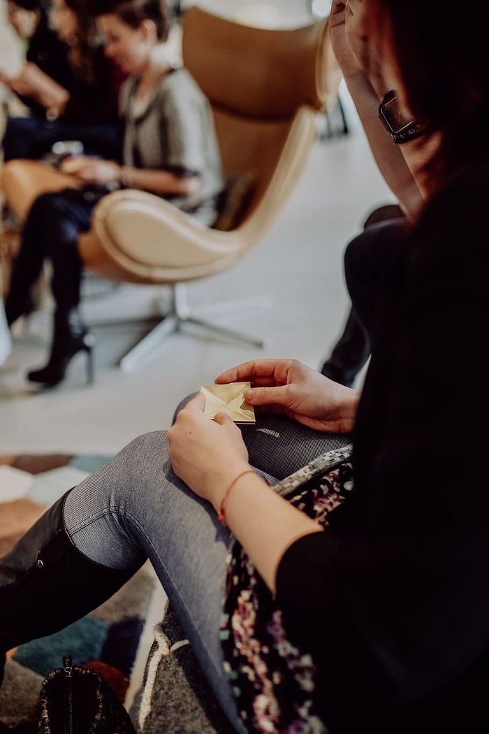 女性在折纸时折叠纸张