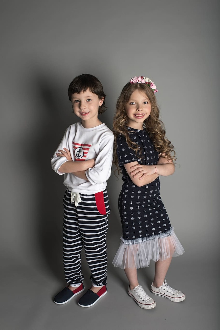 两个男孩和女孩穿着衣服站着