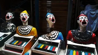 集市上的人物、被丢弃的、张嘴的、尖帽子、喊叫的、被忽视的、破碎的、不需要的