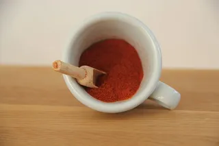 粉末，红色，辣椒粉，红色，辣椒粉，杯子，饮料，加热-温度，木材-材料