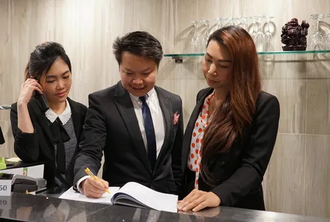 二、女人、男人、站立、接待桌、经理、款待、培训 二、女人、男人、站立、接待桌、经理、款待、培训