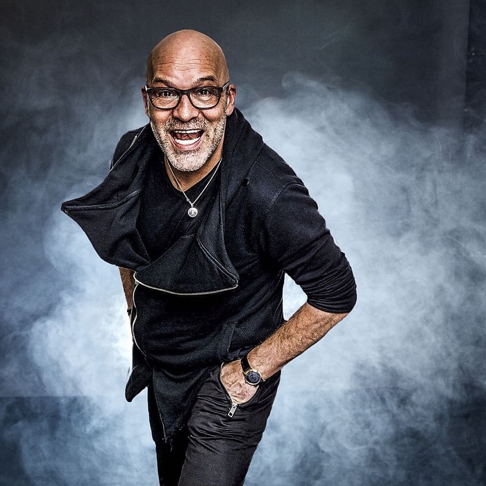 猎人摄影师，比勒菲尔德，弗雷德里克·柯林斯，一个人，看着相机，肖像，烟雾——物理结构，微笑