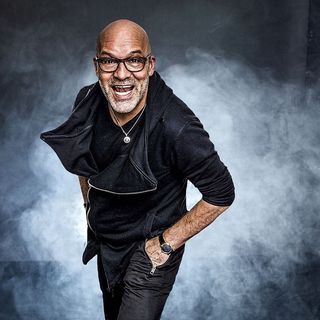 猎人摄影师，比勒菲尔德，弗雷德里克·柯林斯，一个人，看着相机，肖像，烟雾——物理结构，微笑