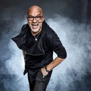 猎人摄影师，比勒菲尔德，弗雷德里克·柯林斯，一个人，看着相机，肖像，烟雾——物理结构，微笑