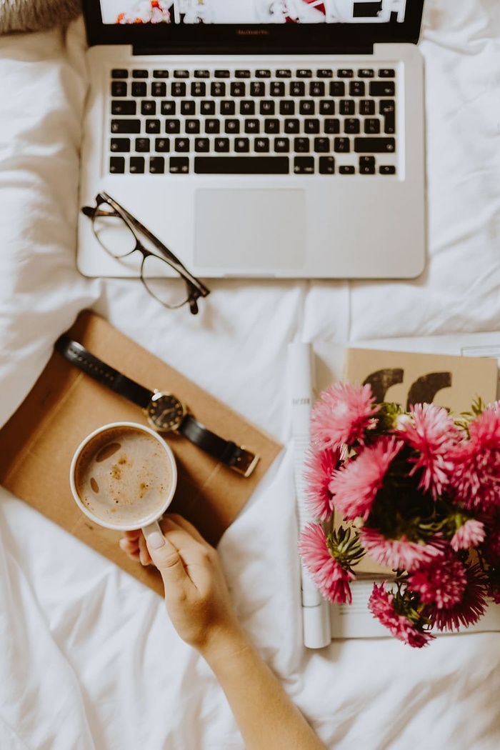 早上在床上喝咖啡。在床上工作