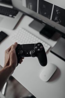 持有索尼PlayStation Dualshock 4控制器的人