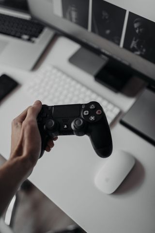 持有索尼PlayStation Dualshock 4控制器的人