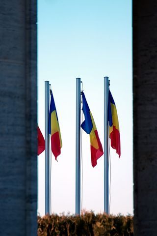 灰柱上有三面蓝黄红旗