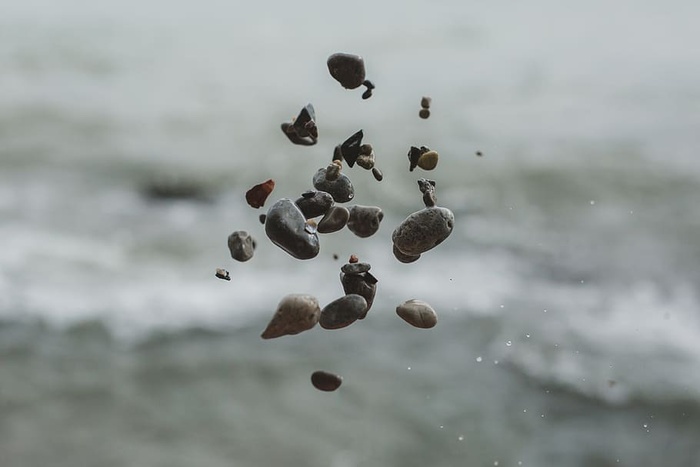背景模糊后漂浮在空中的鹅卵石的特写镜头