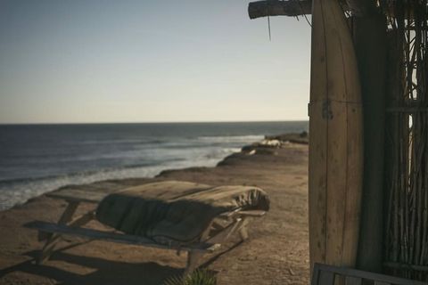 海边的棕色木制野餐桌