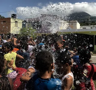多米尼加*，普拉塔港，孩子们，夏天，水花，人群，真人，水