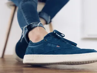 运动鞋，蓝色，鞋子，锐步，牛仔裤，鞋子，一个人，人腿