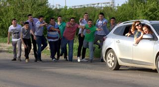 帮派、友谊、伙伴、汽车、搭便车、搞笑、交通、交通方式