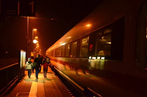 夜晚,火车站,灯光,照明,火车,旅行,深夜,黑暗 夜晚,火车站,灯光,照明,火车,旅行,深夜,黑暗