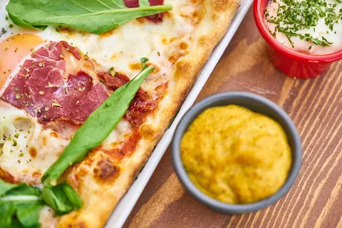 白色托盘上奶油烤食品的特写照片