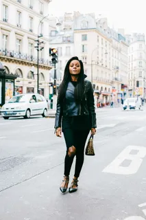 女子站在人行道上的照片