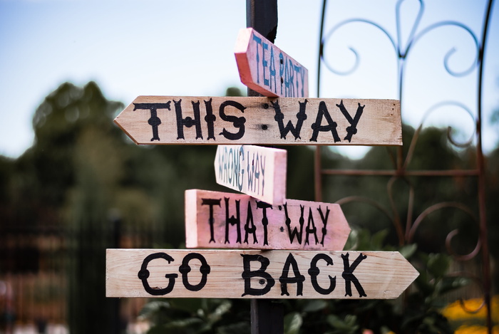 way，go，back，signages，pole，signs，mad hatter，wonderland