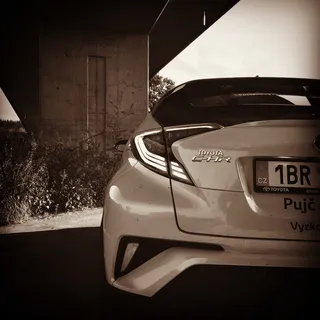 česko，oslavička，suv，白色汽车，白色，丰田混合动力，丰田c-hr，丰田