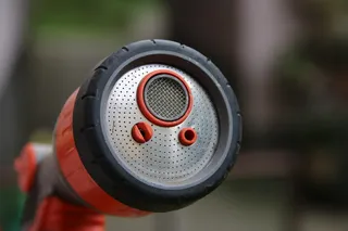 花园软管、淋浴喷头、喷嘴、前景焦点、特写、白天、交通方式、交通