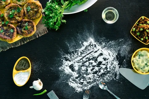 平面摄影食物,白色,粉末,黑色,表面,旁边,银勺,平面摄影 平面摄影食物,白色,粉末,黑色,表面,旁边,银勺,平面摄影