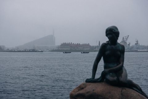 海边的小美人鱼雕像