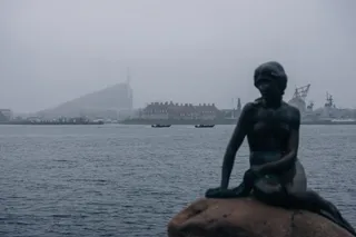 海边的小美人鱼雕像