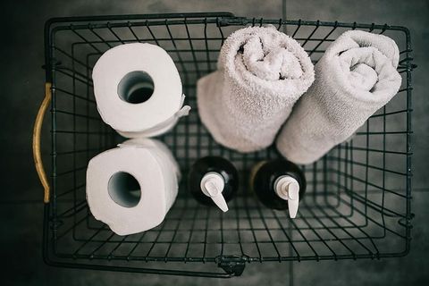 金属篮子里的洗漱用品