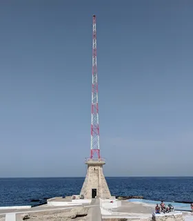 海边的白色和红色灯塔 海边的白色和红色灯塔