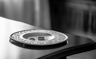 无人，屋顶下，结婚戒指，特写，前景聚焦，室内，金属，单一物体