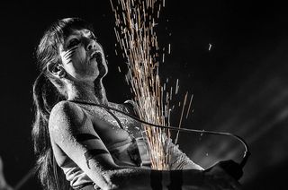 患有扭伤的女性的灰度照片