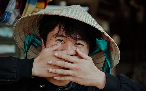 戴柳条帽的男子