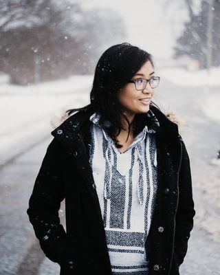 站在路中间的女人，有雪覆盖的区域