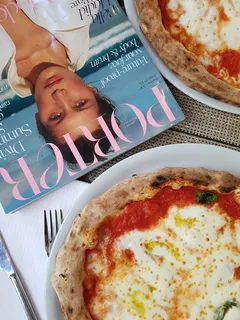 波特杂志靠近白色陶瓷板