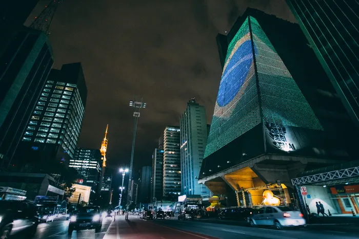 夜间在建筑物之间道路上行驶的汽车