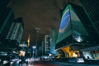 夜间在建筑物之间道路上行驶的汽车