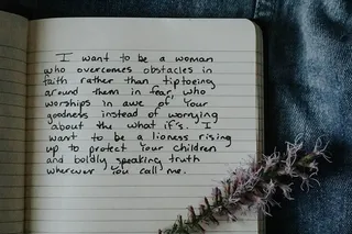 蓝色牛仔布织物上的白色条纹笔记本