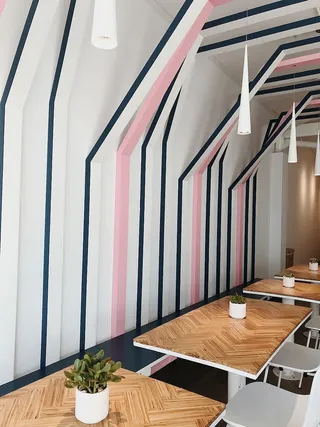 餐厅、木材、胶合板、照明、家具、桌面、食品、加拿大