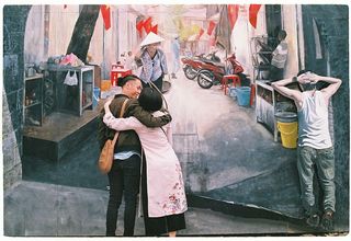 男女在墙画前互相拥抱的照片