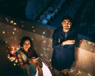 男人和女人抬起头来