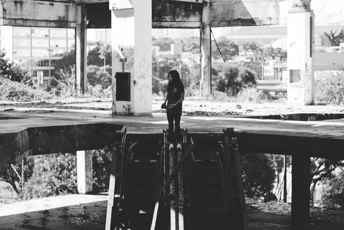 黑白，人，人，建筑，废弃，废弃建筑，孤独，黑白