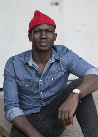 穿着蓝色连衣裙衬衫的男子