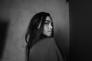 女人摆姿势的灰度照片