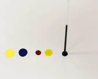 在薄层色谱板上斑点有色溶液