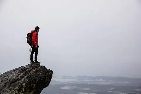 男人,站着,悬崖,小伙子,人们,徒步旅行,徒步旅行,健身 男人,站着,悬崖,小伙子,人们,徒步旅行,徒步旅行,健身