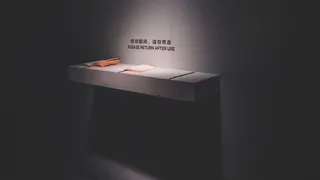 灰色浮动货架，家具，桌子，前台，前台，书桌，书亭