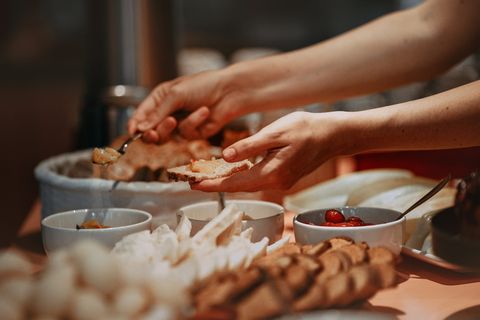 准备三明治的人,人,人,手指,食物,膳食,糖果,糖果 准备三明治的人,人,人,手指,食物,膳食,糖果,糖果