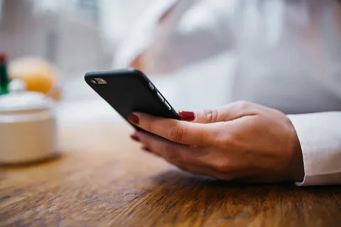 坐在咖啡馆里的金发美女