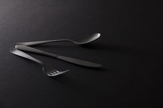 餐具、照明、勺子、叉子、刀、摄影棚照片、无人、黑色背景