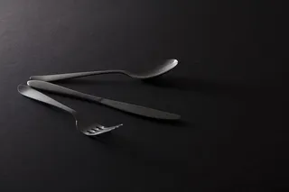 餐具、照明、勺子、叉子、刀、摄影棚照片、无人、黑色背景